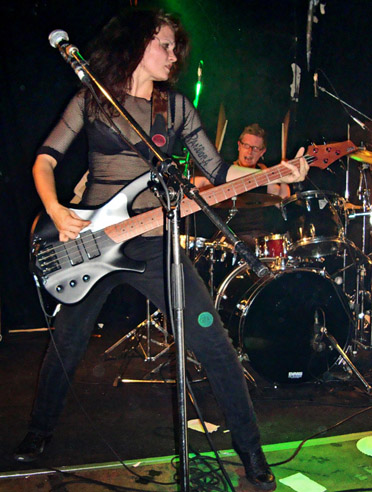 Bass Professor 4/2010, Lady on Bass: Mia Croysh