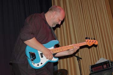 Unser BASS MUSEUM-Autor Herrmann Eckholt mit einem weiteren Fender- Schmuckstück einem Precision in Maui Blau.