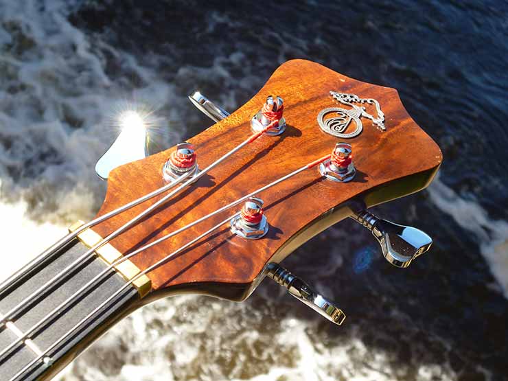 BassMuseum: Alembic Series I Short Scale LEDs Graphite Neck 1981