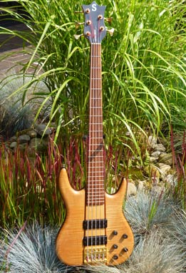 Bass Professor 4/2014, BassMuseum: Ken Smith Chuck Rainey 5 String Striped Maple Top von 1996