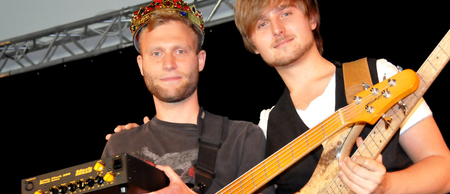 Endlich war es soweit! Nach einer fast zweijährigen Vorlaufzeit konnte wir den Vorhang heben für FEEL THE BASS Part V. Insgesamt war die Veranstaltung in diesem Jahr noch etwas besser besucht als bei Part IV im Jahr 2013. Alle Workshopklassen wurden mehr als gut angenommen, die Zuschauerplätze bei den einzelnen Konzerten waren gut gefüllt und als Gimmick hatten wir uns dieses Mal einen Contest ausgedacht, bei dem man den Daumen kreisen lassen musste. Dem Gewinner des Slap King Contests winkte ein funkelnagelneuer Amp von Markbass. Zum Glück konnten wir wieder einen hochkarätigen Headliner an Land ziehen: Neun Jahre sollte es dauern, bis Jonas Hellborg mit seinem mysteriösen Bassspiel den erneuten Weg zu einer Veranstaltung des BASS PROFESSOR fi nden sollte. Und einmal mehr überraschte der Mann aus Schweden das Publikum mit einem komplexen Gefl echt aus wohl bedachten Basstönen. Ein akustischer Genuss, für jeden, der dabei war! Insgesamt können wir sagen, dass FEEL THE BASS an Bedeutung gewinnt, weil die Musikmesse in Frankfurt von immer weniger wichtigen Ausstellern besucht wird. Von daher werden wir diese Chance nutzen und den Event-Bassday weiter ausbauen. Wir bedanken uns einmal mehr bei Prof. Udo Dahmen (dem Leiter der Popakademie Baden- Württemberg) und seinem Team, ohne dessen tatkräftige Unterstützung FEEL THE BASS kaum hätte stattfi nden können. Noch ein Wort zur Preisgestaltung: Wir haben Beschwerden bekommen, dass anwesende männliche Besucher EUR 10,- Eintritt bezahlen mussten, während den Besucherinnen freier Eintritt gewährt wurde. Das hat seinen Grund! Denn die meisten weiblichen Besucher sind die Ehefrauen bzw. Freundinnen der Bassisten, die an der Veranstaltung – gelinde gesagt – wenig bis kein Interesse haben. Und – mal ehrlich – wo bekommt man sonst so viele Konzerte, Workshops und eine tolle Ausstellung für so wenig Geld geboten? Da bitten wir um Verständnis. Doch genug der Vorrede, hier könnt ihr euch über Überblick über FEEL THE BASS 2015 verschaffen.