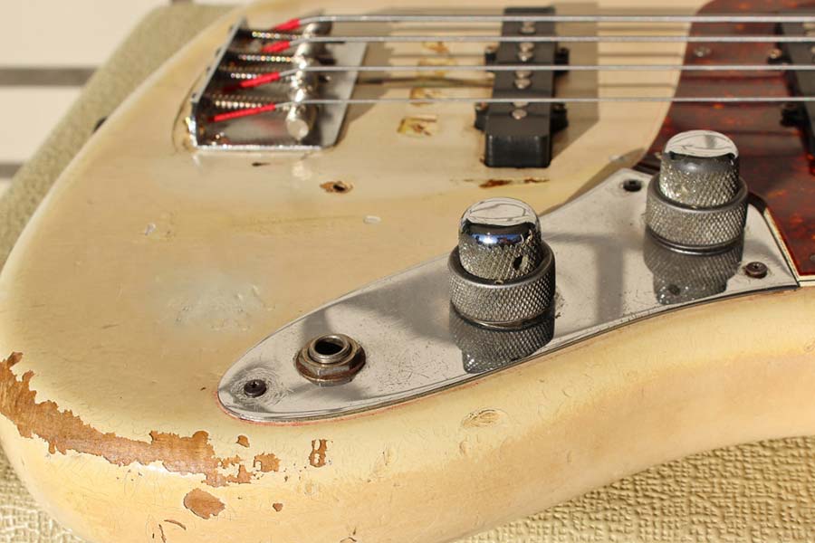 Fender 1961 Jazz Bass in Olympic white