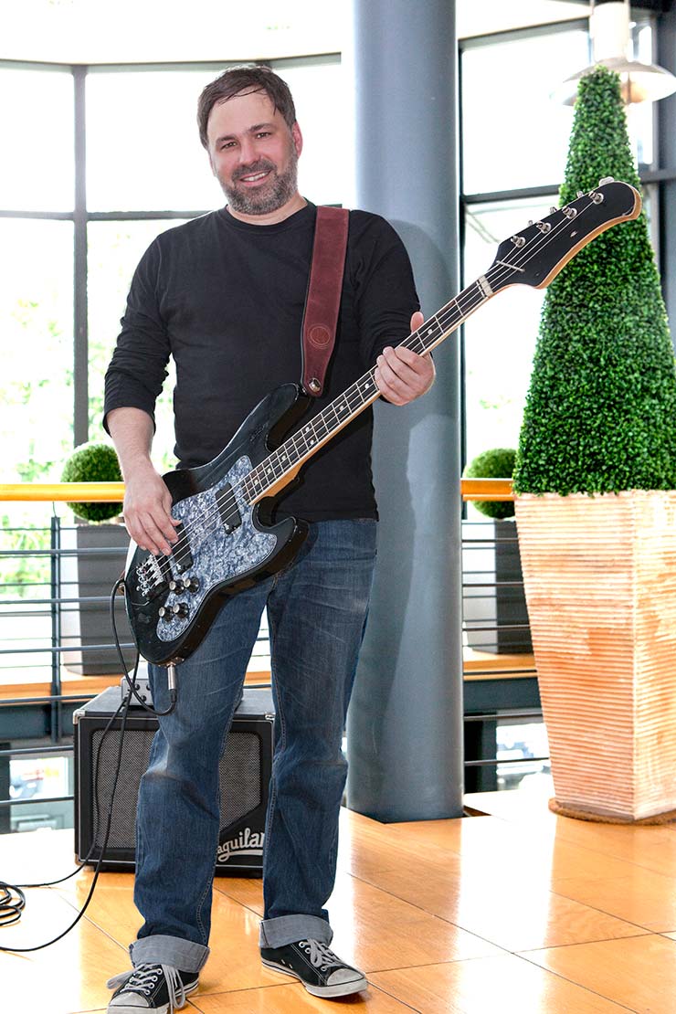 Story: Jolana Galaxis Modifikation. Bass Professor 4/2016, Ausgabe 86, Jens Ritter Story. Bass Museum Mighty Mite, Jolana, Warwick buzzard, Hellmut Hattler, Juergen Attig, Ritter Bass, Fender Elite, Fender Flea Jazz BAss, Galli, Lehle Mono, Musicman Caprice, Ritter Diamond BAss, Swarovski
