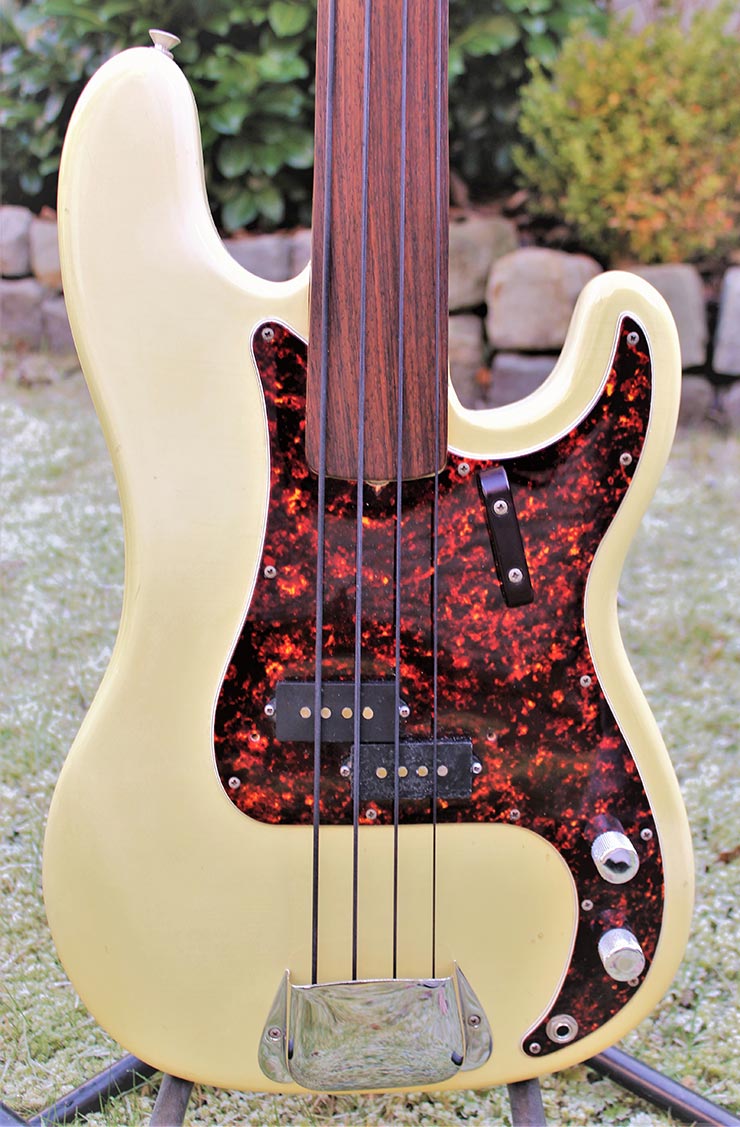 Bass Professor 5/2016, Ausgabe 87. BassMuseum: Fender Precision Bässe 1972 Olympic White Fretless und Bird´s Eye Maple Neck fretted