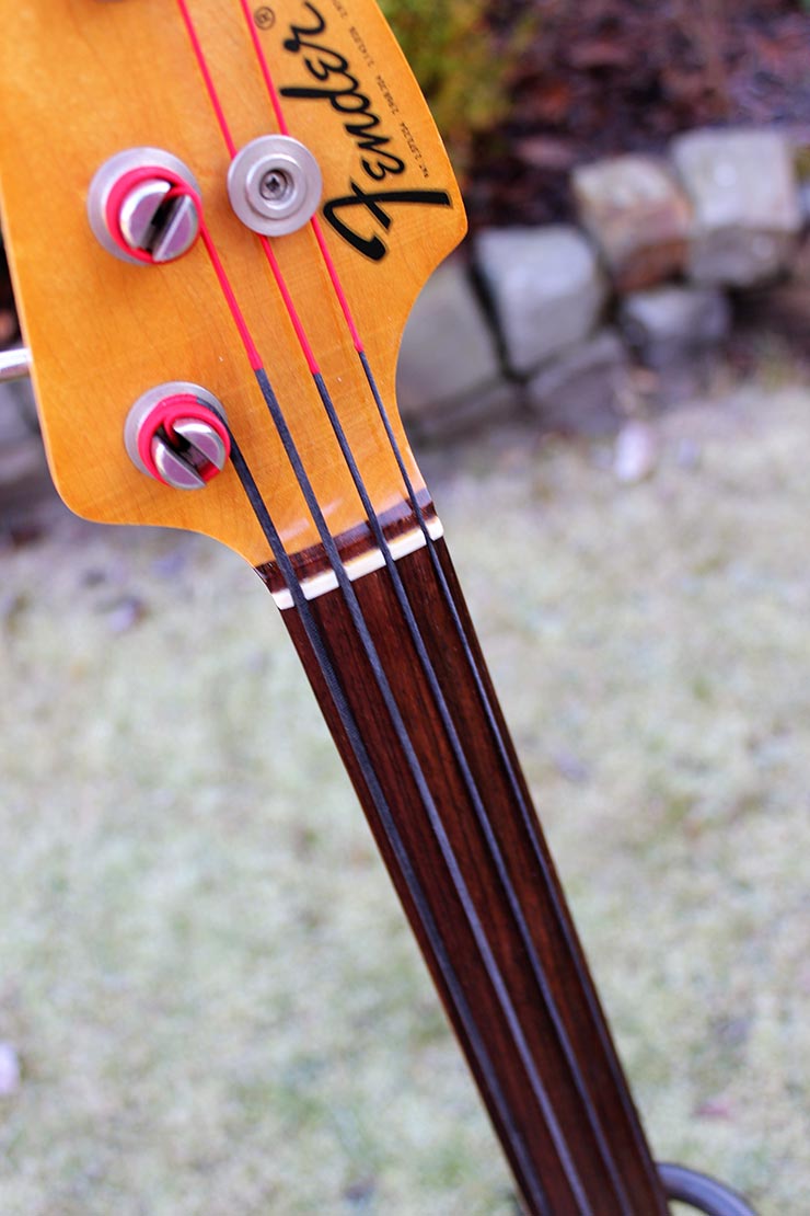 Bass Professor 5/2016, Ausgabe 87. BassMuseum: Fender Precision Bässe 1972 Olympic White Fretless und Bird´s Eye Maple Neck fretted