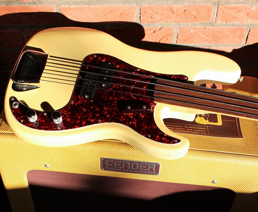 Bass Professor 5/2016, Ausgabe 87. BassMuseum: Fender Precision Bässe 1972 Olympic White Fretless und Bird´s Eye Maple Neck fretted