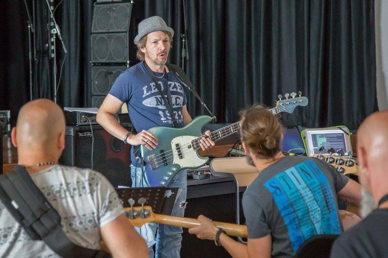 Bass Professor 1/2017; Story: Marius Goldhammer
