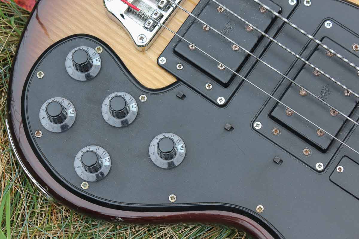 Bass Professor 2/2017 - BassMuseum: Wal Custom Bass 1981