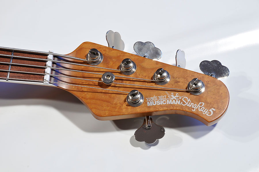 MUSIC MAN StingRay 5 30th Anniversary. Ist das nicht schön? Wenn es Firmen so lange gibt, wie das bei Ernie Ball und Music Man der Fall ist, gibt es irgendwann fast automatisch fast dauernd Jubiläen zu feiern. War es letztes Jahr der vierzigste Geburtstag des StingRay, ist es diesmal dessen fünfsaitiger Bruder, der elf Jahre jünger ist und ergo dieses Jahr dreißig wird. Was Music Man mit einem 30th Anniversary StingRay 5 feiert. Happy birthday!