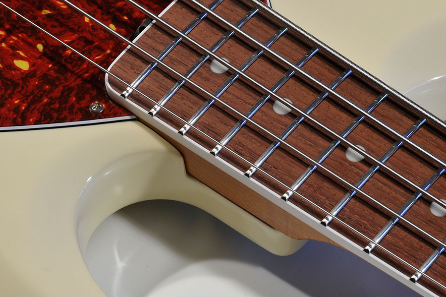 MUSIC MAN StingRay 5 30th Anniversary. Ist das nicht schön? Wenn es Firmen so lange gibt, wie das bei Ernie Ball und Music Man der Fall ist, gibt es irgendwann fast automatisch fast dauernd Jubiläen zu feiern. War es letztes Jahr der vierzigste Geburtstag des StingRay, ist es diesmal dessen fünfsaitiger Bruder, der elf Jahre jünger ist und ergo dieses Jahr dreißig wird. Was Music Man mit einem 30th Anniversary StingRay 5 feiert. Happy birthday!