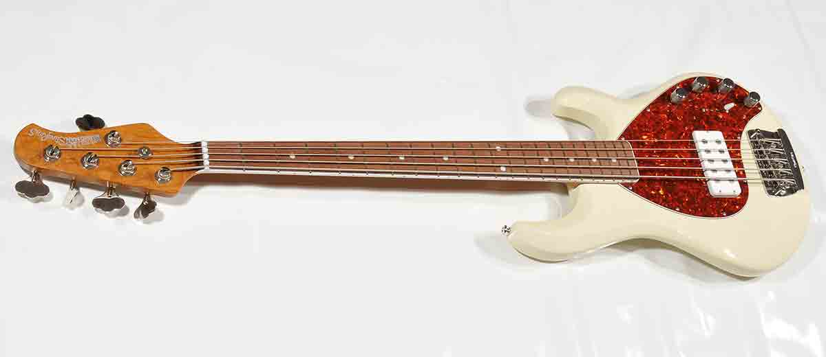 MUSIC MAN StingRay 5 30th Anniversary. Ist das nicht schön? Wenn es Firmen so lange gibt, wie das bei Ernie Ball und Music Man der Fall ist, gibt es irgendwann fast automatisch fast dauernd Jubiläen zu feiern. War es letztes Jahr der vierzigste Geburtstag des StingRay, ist es diesmal dessen fünfsaitiger Bruder, der elf Jahre jünger ist und ergo dieses Jahr dreißig wird. Was Music Man mit einem 30th Anniversary StingRay 5 feiert. Happy birthday!