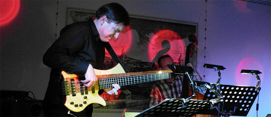 Bass Professor 1/2019, Ausgabe 97. Story: Ein Leben für den Fusion: Patric Siewert