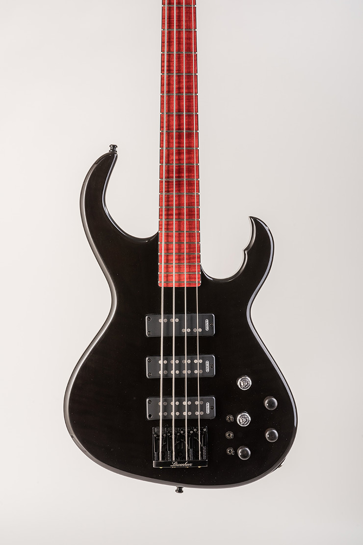 Bass Professor 1/2019, Test: LÖWENHERZ Dagger 4.3 Black Vinyl
