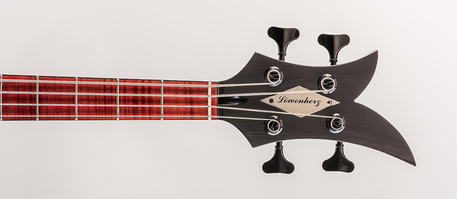 Bass Professor 1/2019, Test: LÖWENHERZ Dagger 4.3 Black Vinyl