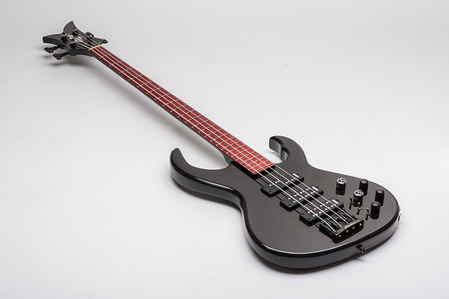 Bass Professor 1/2019, Test: LÖWENHERZ Dagger 4.3 Black Vinyl