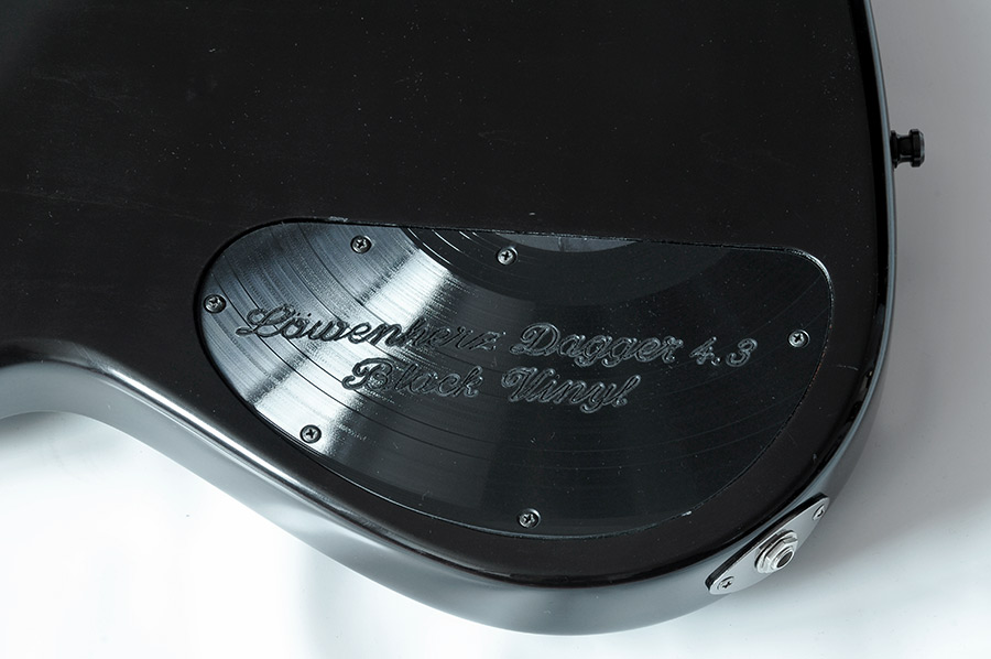 Bass Professor 1/2019, Test: LÖWENHERZ Dagger 4.3 Black Vinyl