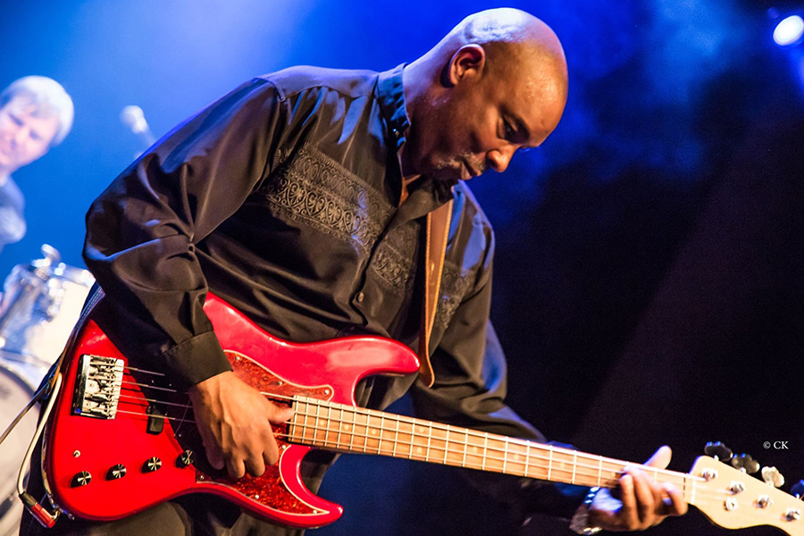 Bass Professor 6/2018 Nr. 98; Bass Professor 2/2019. Story: Raoul Walton: Das Wichtigste steht nicht in den Noten. 