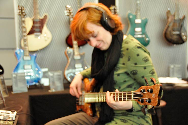Bass Professor 3/2019 - Ausgabe 99; Bass Professor; Guitar Summit; Roland Kaschube; Lexxi Foxx; Lisa Wulff; Oliver Lang; Achim Seifert; Bert Gerecht; Guitar Summit; Marleaux; BassMuseum; Wal JG Custom; Elyra Slapcool; Jozsi Lak; Selma 6 String Multiscale; RockBoard; Jens Gears; Rolf Sander