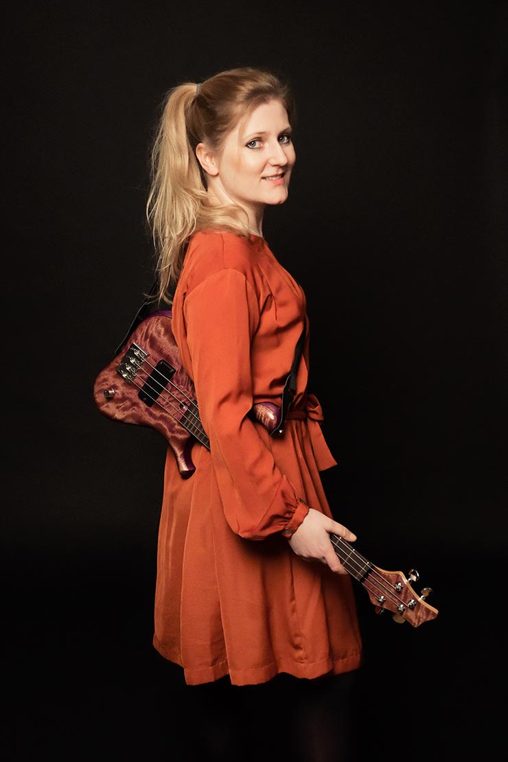 Bass Professor 3/2019 - Ausgabe 99; Bass Professor; Roland Kaschube; Lexxi Foxx; Lisa Wulff; Oliver Lang; Achim Seifert; Bert Gerecht; Guitar Summit; Marleaux; BassMuseum; Wal JG Custom; Elyra Slapcool; Jozsi Lak; Selma 6 String Multiscale; RockBoard; Jens Gears; Rolf Sander Bass Professor 3/2019 - Ausgabe 99; Bass Professor; Roland Kaschube; Lexxi Foxx; Lisa Wulff; Oliver Lang; Achim Seifert; Bert Gerecht; Guitar Summit; Marleaux; BassMuseum; Wal JG Custom; Elyra Slapcool; Jozsi Lak; Selma 6 String Multiscale; RockBoard; Jens Gears; Rolf Sander