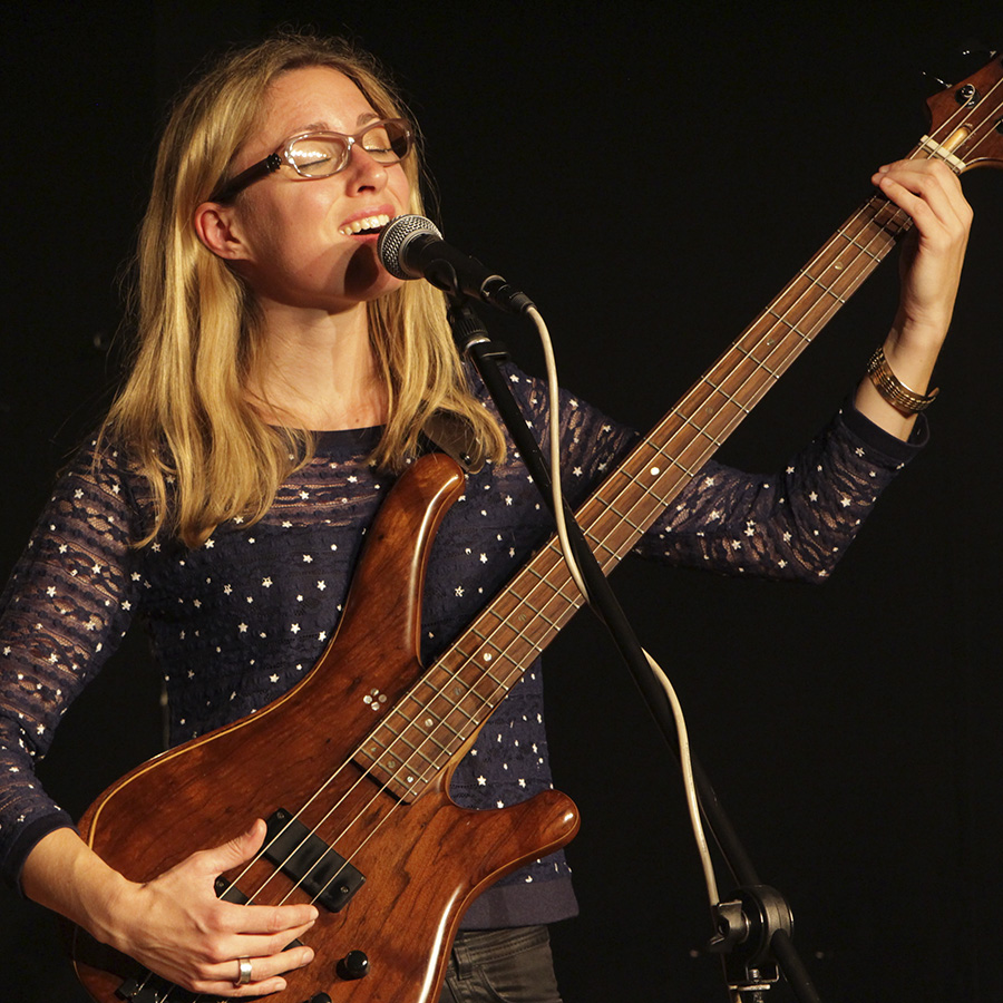 Lady on Bass; Delphine Maillard