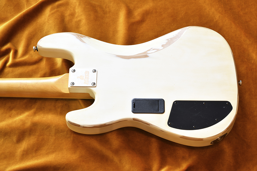 Bass Professor 2/2021, Test: Markbass JP White Battered 4 VG RW Bass Professor 2/2021, Test: Markbass JP White Battered 4 VG RW