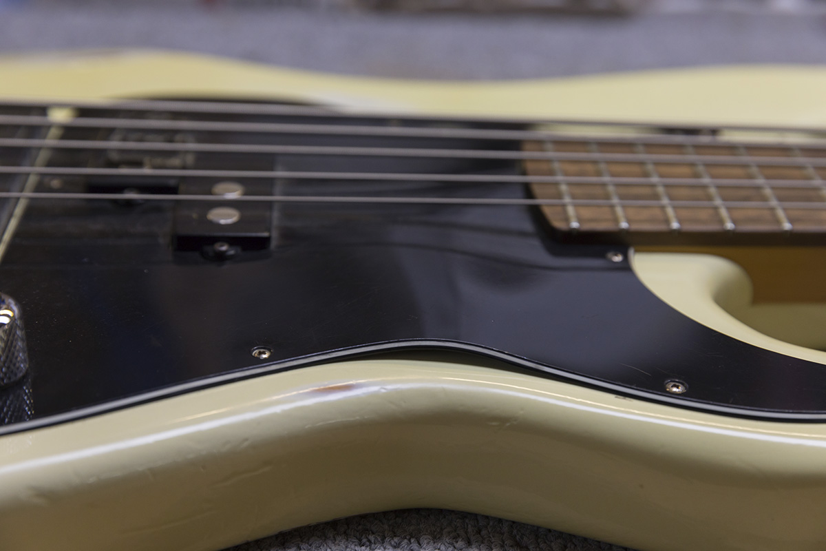 Kommen wir zunächst zu Sandberg Guitars, die Company wurde 1986 von Holger Stonjek und Gerd Gorzelke mit Sitz im Wolfsburger Stadtteil Ehmen gegründet. Da beide Gründer ihren Familiennamen als nicht sonderlich geschäftsfördernd einstuften, entschieden sie sich dazu, den Straßennamen ihrer Wirkungsstätte als Brandname zu nutzen: Aus der Adresse „Am Sandberg Nr. 8“ wurde schlicht und genial „Sandberg“. Erste Erfolge erforderten 1990 einen Umzug nach Braunschweig, wo die Edelschmiede bis heute ansässig ist. Der stetig steigende Geschäftserfolg bekam nur einmal Ende der Neunzigerjahre einen leichten Dämpfer, als der Trend zur elektronischen Musik und der vorübergehende Mangel an Nachwuchsbassisten generell zu einem Einbruch in der Instrumentenbaubranche führte. Damals verabschiedete sich zudem Gerd Gorzelke aus dem Unternehmen. Holger Stonjek bewahrte jedoch kühlen Kopf und lacierte ein neues Modell. Pünktlich zum neuen Millennium stellte Sandberg die California-Bässe her, und mit denen ging es mächtig bergauf. Die Bässe waren deutlich cooler als die zu diesem Zeitpunkt leicht angestaubten Fender-Bässe, zudem waren sie wesentlich günstiger im Vergleich zum (bis heute) sündhaft teuren Fender Custom Shop. Die California-Bässe legten den Grundstein für den bis heute andauernden Erfolg. Momentan produziert Sandberg zum Stichjahr 2022 mit zwanzig Mitarbeitern ca. 1.000 Bässe im Jahr. Hinzu kommen ca. 200 Gitarren. Damit gehört die Company eindeutig zu einem der größten Bassproduzenten in Deutschland. Sandberg steht für kompromisslose Qualität und Innovationskraft und Firmenboss Holger ist immer bestrebt, die Angebotspalette mit neuen Ideen stetig zu verbessern. Im Bereich Kundenservice war und ist Sandberg eine Klasse für sich.