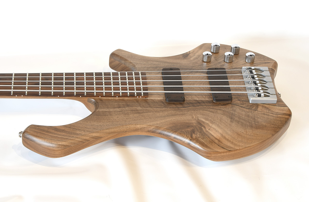 Bass Professor 2/2022, Test: Magnus Guitars Penta-Head 5