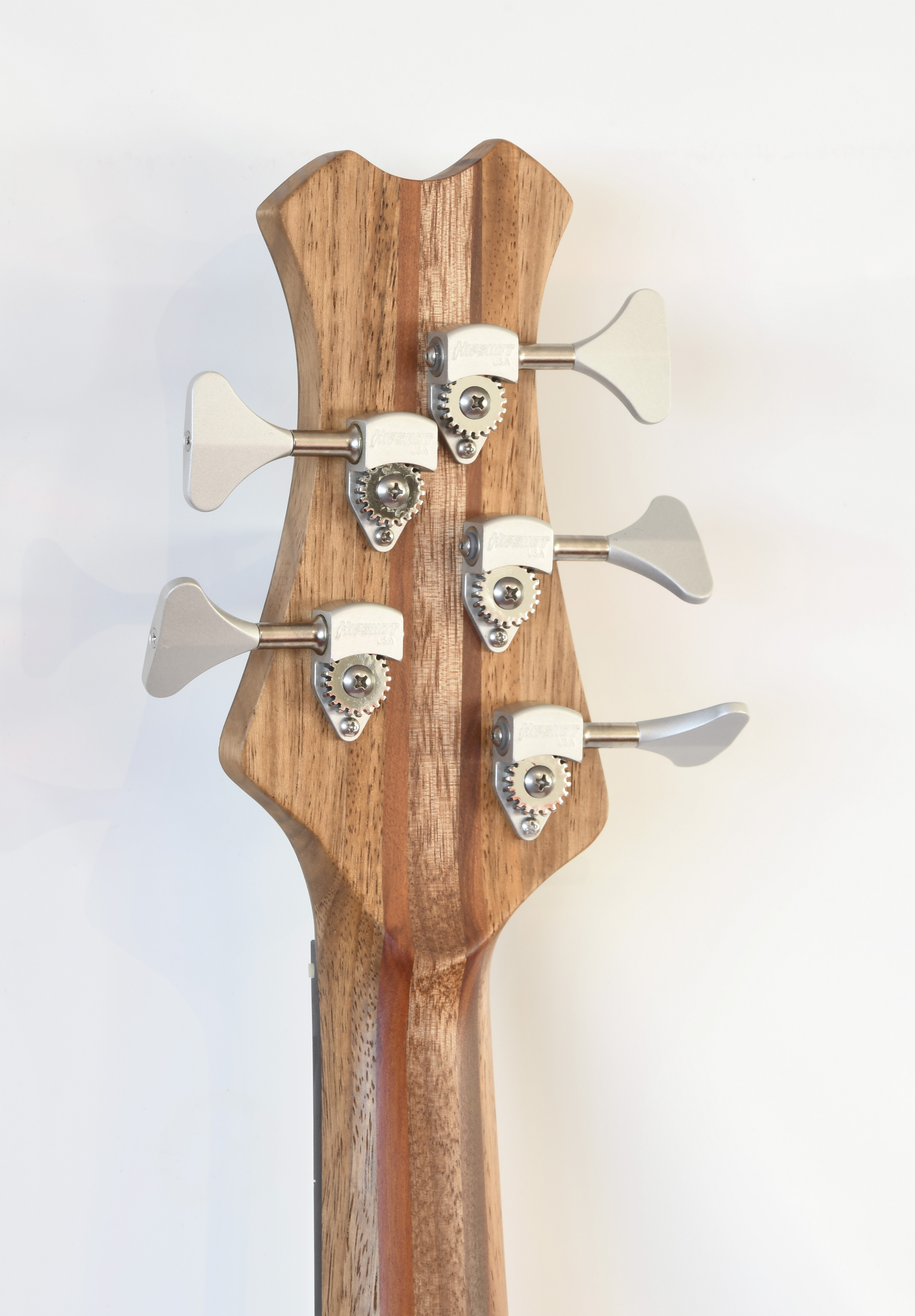 Bass Professor 2/2022, Test: Magnus Guitars Penta-Head 5