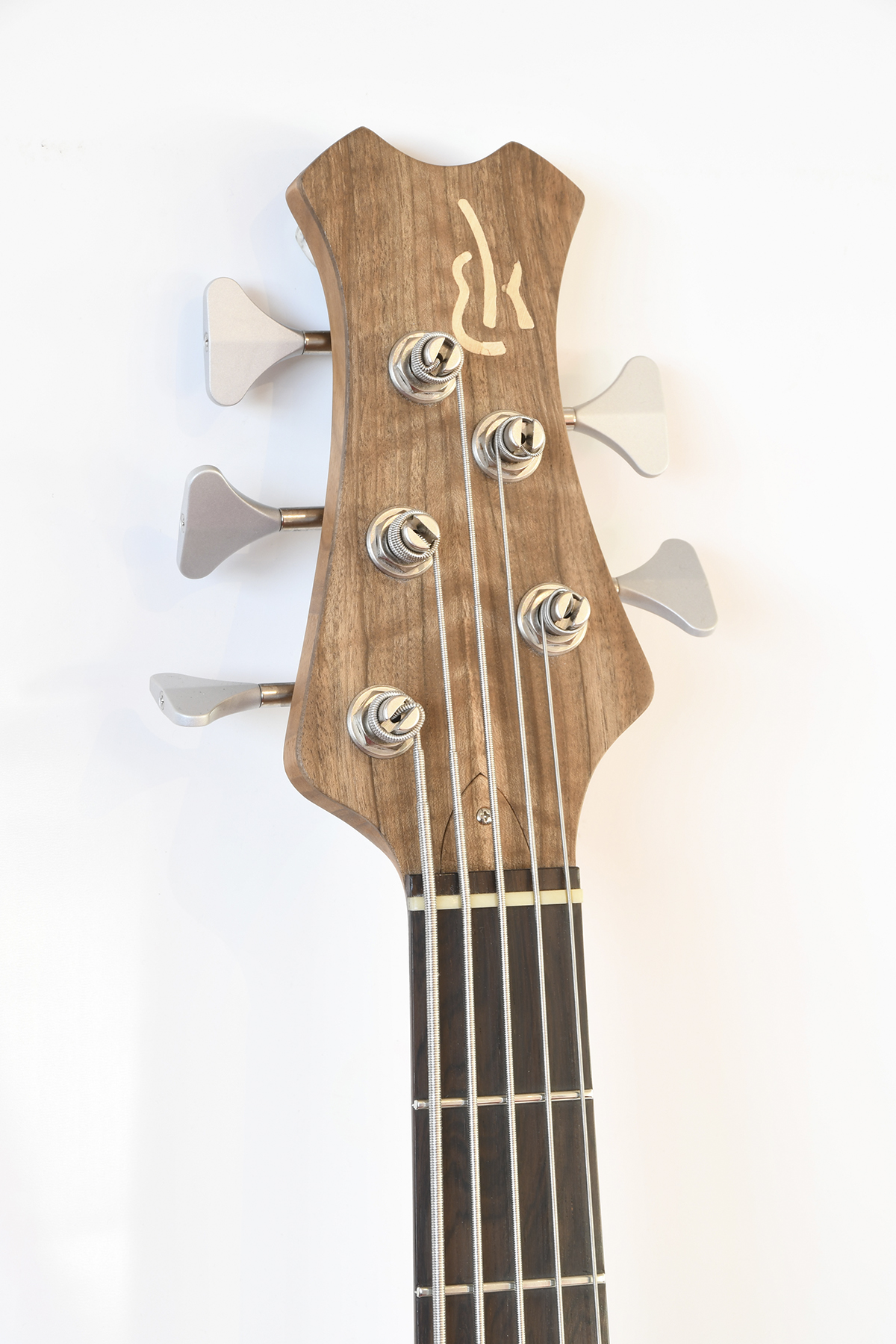 Bass Professor 2/2022, Test: Magnus Guitars Penta-Head 5